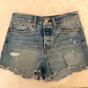 Levi Strauss  Raw Retro Hem Street Style Denim shorts Outfit Inspo Y2K Staple